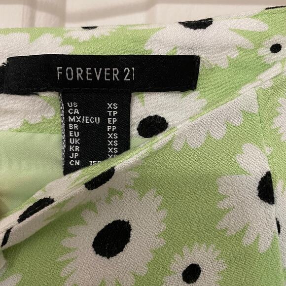 F21 • Daisy Mock Button Mini Skirt Green - Picture 4 of 6